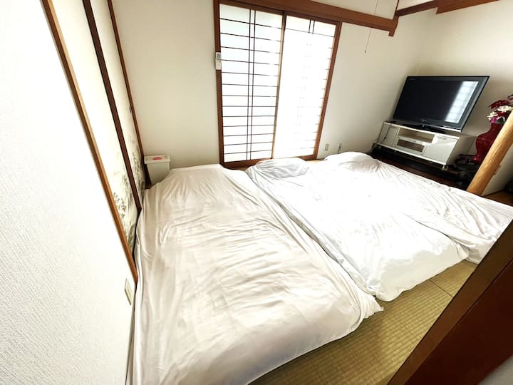3F 
~ Espace tatami de chambre ~
Il y a un espace tatami espace tatami à côté du futon × 3
séjour.
Vous pouvez également consulter la télévision.
