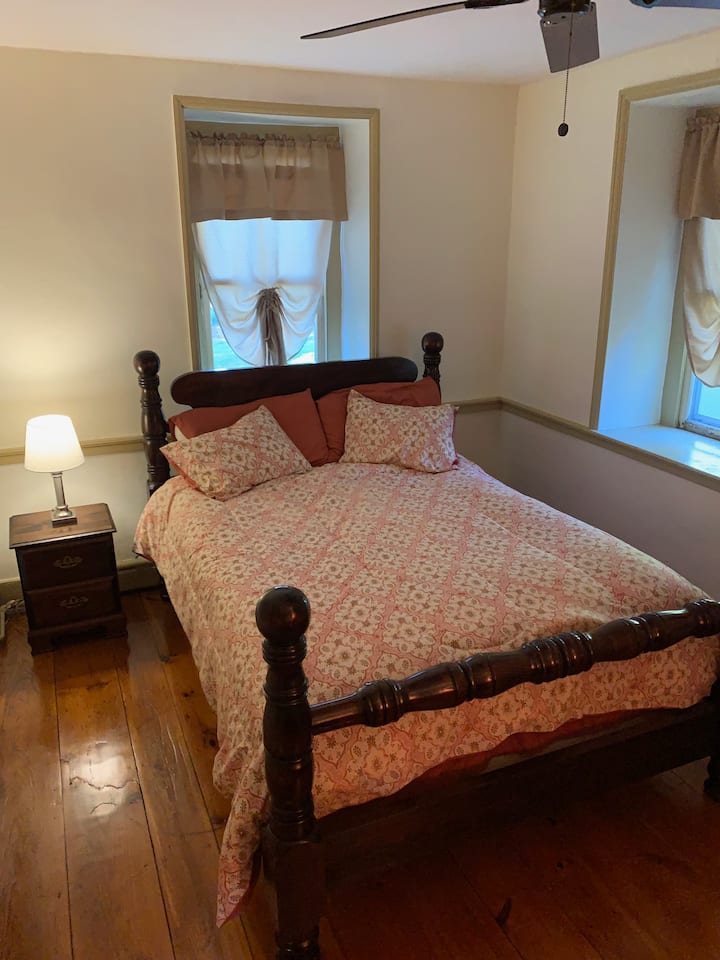El dormitorio #3 incluye esta gran cama tamaño queen de madera pesada.  Las ventanas dan una bonita vista de la parte trasera de la propiedad.