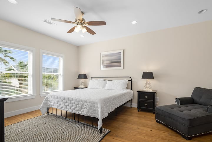 غرفة النوم الرئيسية مع إطلالة على الواحة الخارجية والنخيل وحمام السباحة الشخصي الساخن الخاص بك!