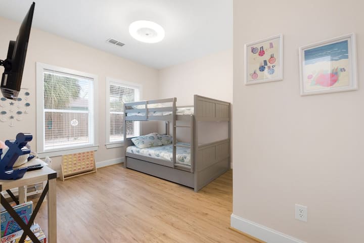 غرفة نوم ثالثة مع أسرّة بطابقين كاملة وسرير صغير، ومرتبة منفوخة، وتلفزيون Hulu+Live مع ألعاب وطاولة!