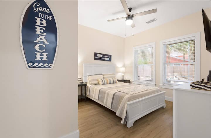 غرفة نوم ثانية مع سرير كوين وتلفزيون Hulu + Live، وإطلالة على منطقة حمام السباحة الخارجي!