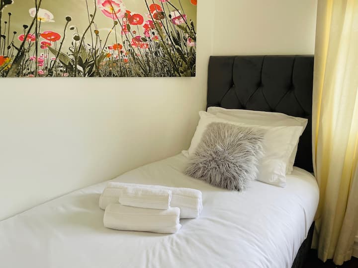 Spálňa 3 - Jednolôžko. S kreslenou truhlicou a malým šatníkom.