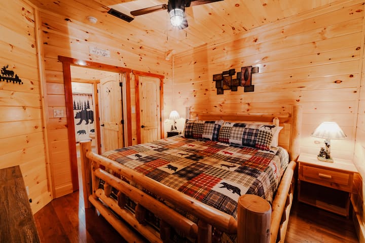 Pogled izbliza na drugu spavaću sobu vojvotkinje koja se nalazi na prvom katu.  Pobrinite se da vaši mladunci ostanu udobni s toplim tonovima i drvenim namještajem inspiriranim za brvnare.