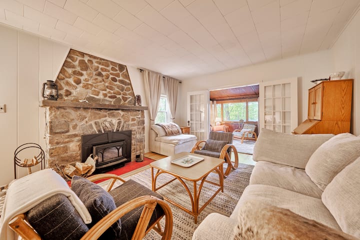 Útulná obývacia izba s krbom na drevo. Má aj televízor.