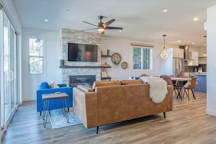 Duplex W/ Views, 2 Master Bedrooms And Hot Tub - Armstrong