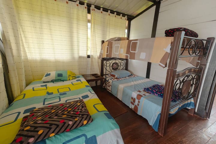 troverete due camere: una camera con letto a castello e un letto singolo