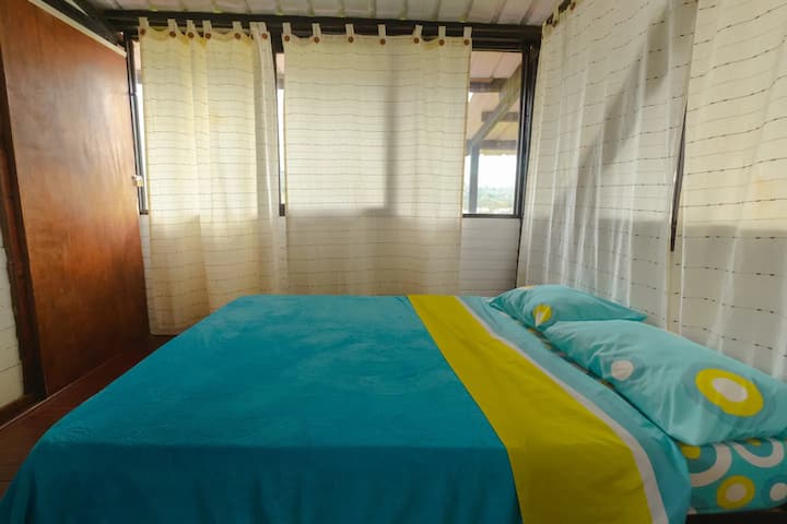 e un'altra camera con letto matrimoniale.