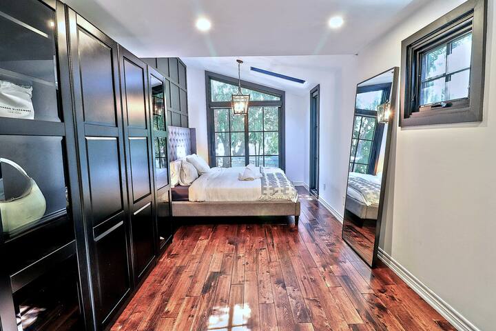 Stylish Victorian w/Parking in Heart of Old TO gallery image 4