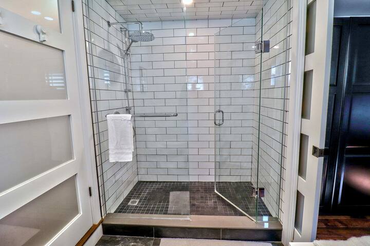 Stylish Victorian w/Parking in Heart of Old TO gallery image 5