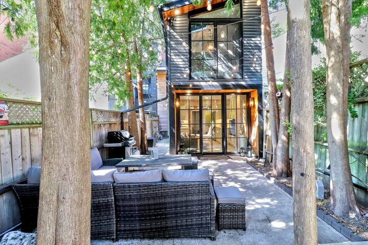 Stylish Victorian w/Parking in Heart of Old TO