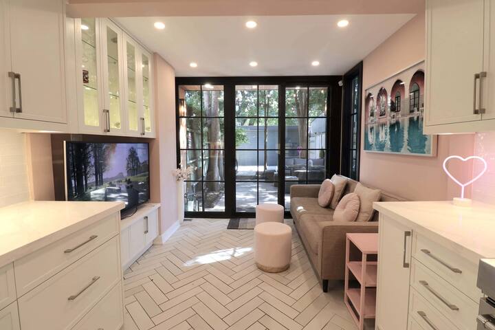 Stylish Victorian w/Parking in Heart of Old TO gallery image 3