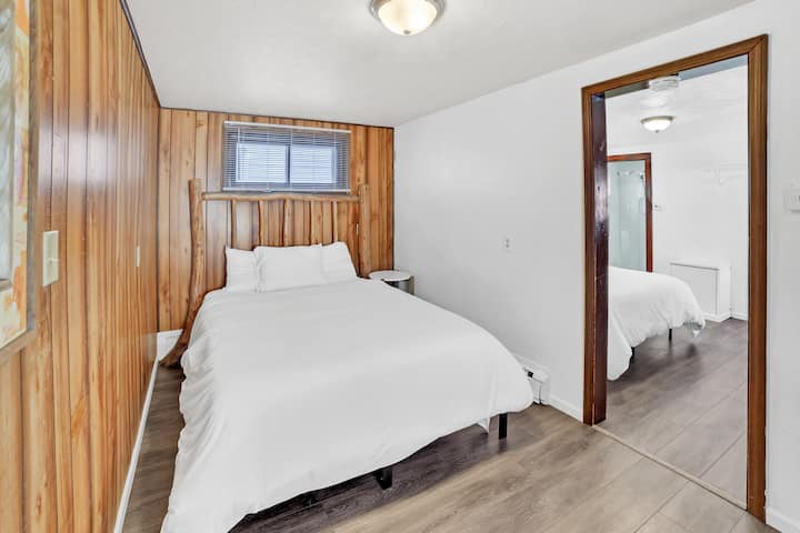 Découvrez la sérénité de notre chambre accueillante, votre havre de paix privé pour vous reposer.

