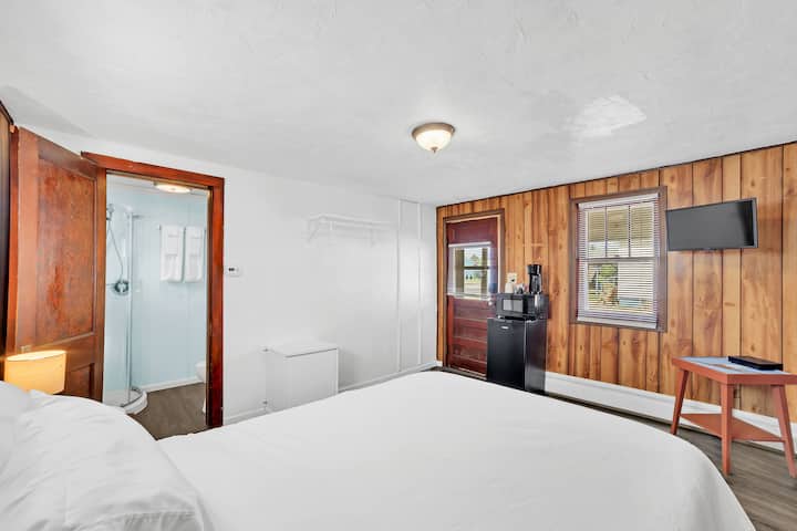 Double Bed Room | Escanaba | Wifi  | Free Parking - Escanaba, MI