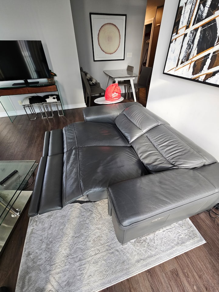 Modern Stylish Condo W/ Cn Tower View+free Parking - Toronto