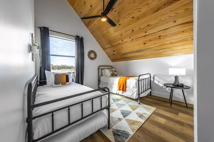 4th bedroom, located upstairs, sleeps 3. Two twin beds and one trundle bed. 