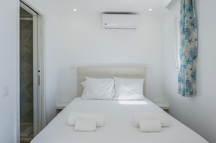 Chumba cha kulala (ngazi ya kuingia) kilicho na dirisha dogo la baharini linaloangalia