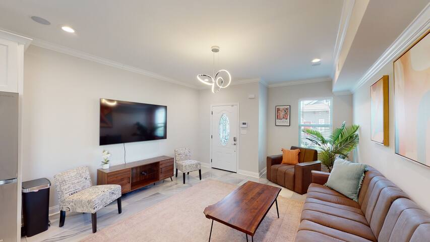 Executive Superdome Home 8 Beds, 5 BA, Heated Pool gallery image 4