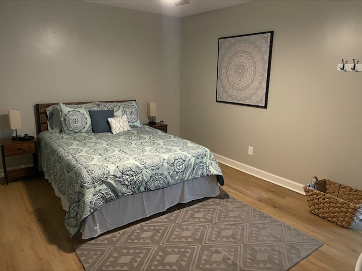 تحتوي غرفة النوم 1 على سرير بحجم كبير.  توفر خطافات المعاطف على الجدار مساحة لجميع مناشفك وأي شيء آخر تحتاج إلى تعليقه.  تحتوي غرفة النوم هذه أيضًا على خزانة ملابس.