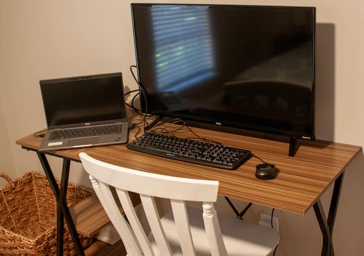 مساحة العمل لكل غرفة نوم قادرة على استخدام تلفزيون الغرفة كشاشة.  يتم توفير كابل HDMI بالإضافة إلى ماوس USB ولوحة مفاتيح.