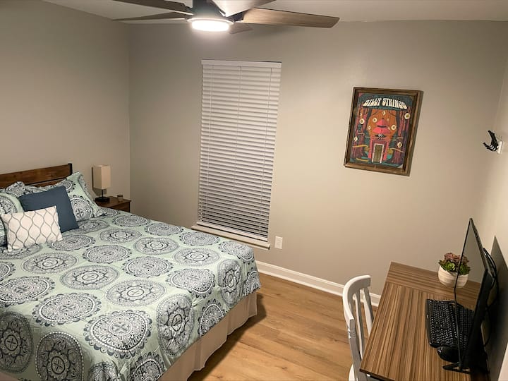 تحتوي غرفة النوم رقم 2 على سرير بحجم كوين وتلفزيون روكو ومساحة عمل مخصصة.