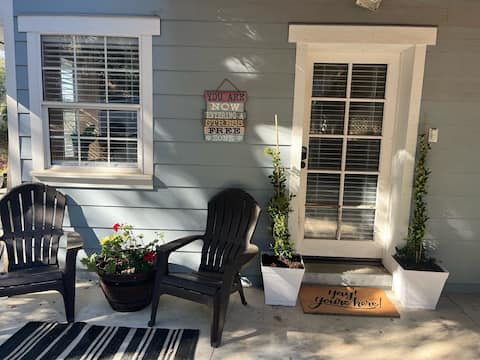 Country stay nestled in town. Private entrance.