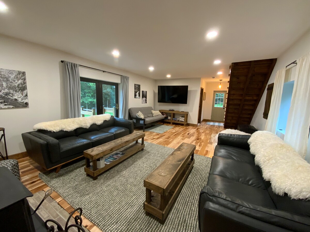 Просторна всекидневна