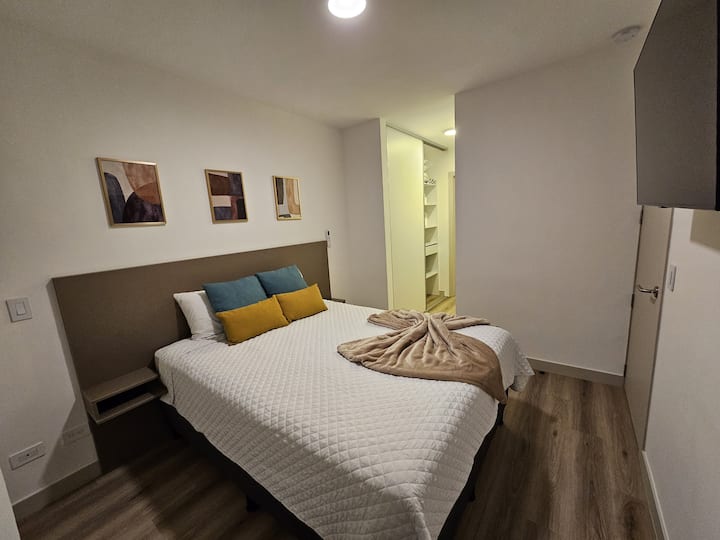 Habitación con toques de color y estilo.