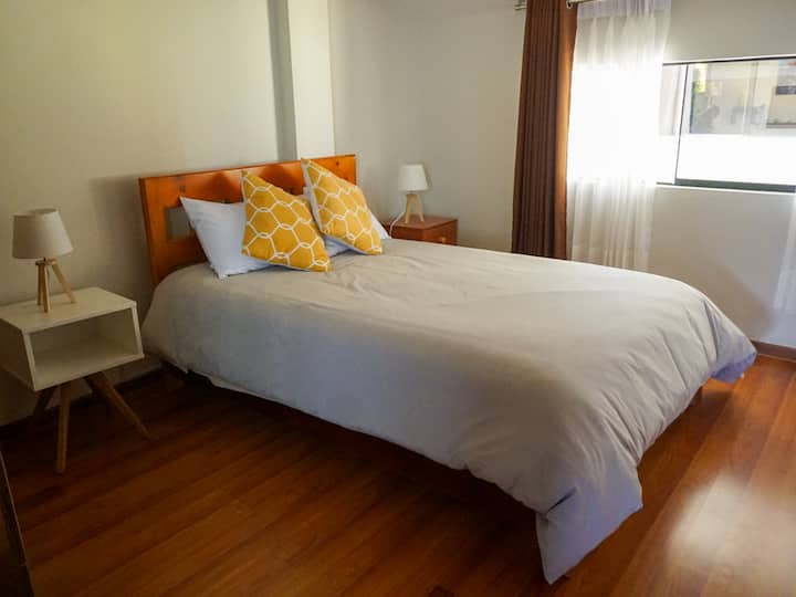 Camera matrimoniale e finestra