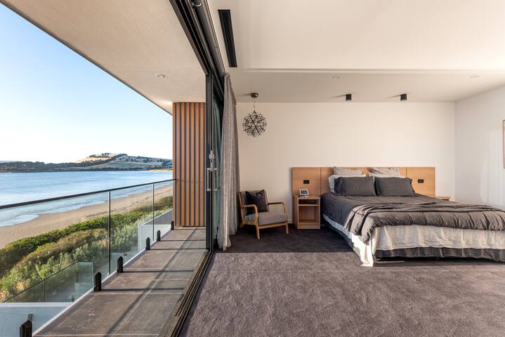 Award-winning beachfront luxury in Cremorne gallery image 2