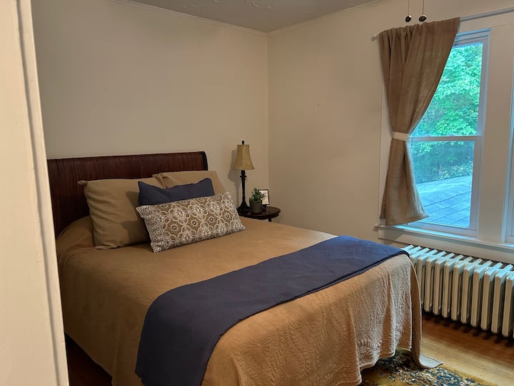 Chumba cha kulala kwenye ghorofa ya 2 na kitanda cha malkia.