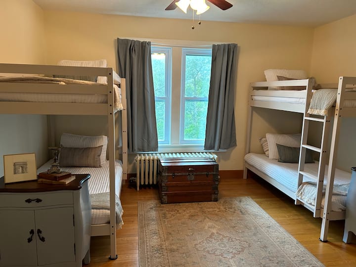 Chumba cha kulala kwenye ghorofa ya 2 na seti 2 za vitanda vya ghorofa.