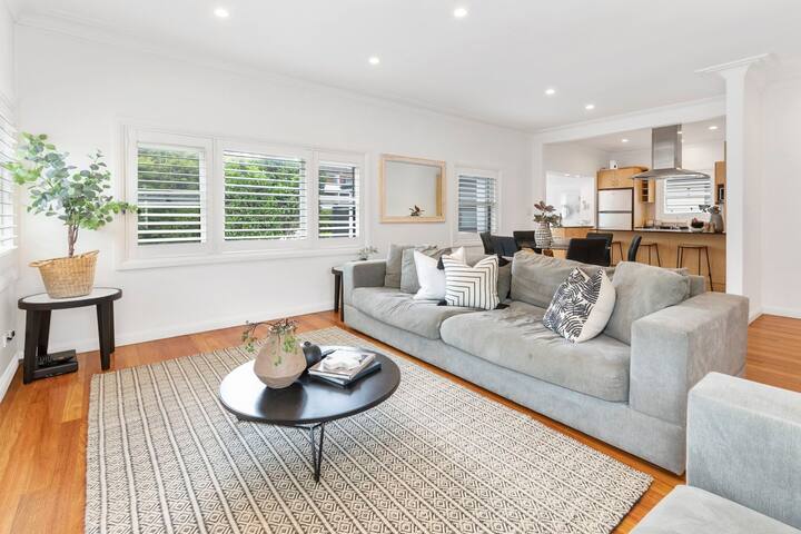 Freshwater family friendly home with pool! gallery image 3