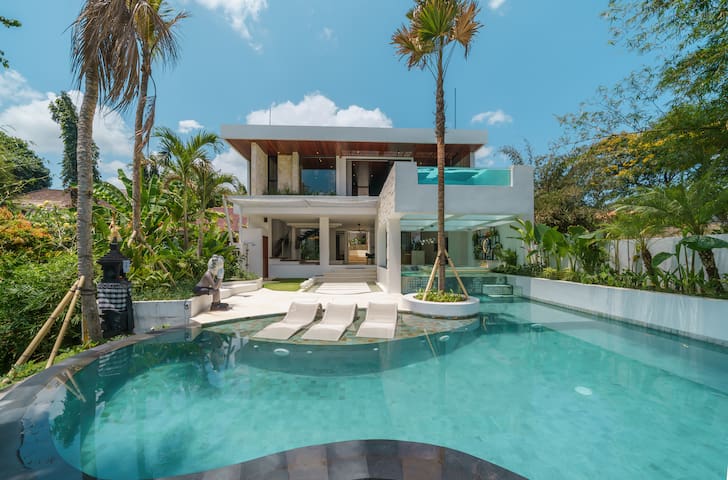 The Tropical Door managed Airbnb listing 1