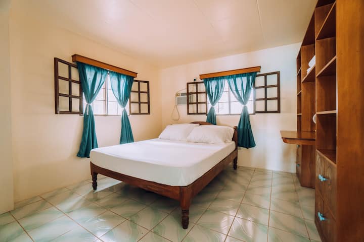 Cette chambre dispose d'un lit queen size. C’est ici que se trouve notre panneau solaire et c’est une pièce climatisée.