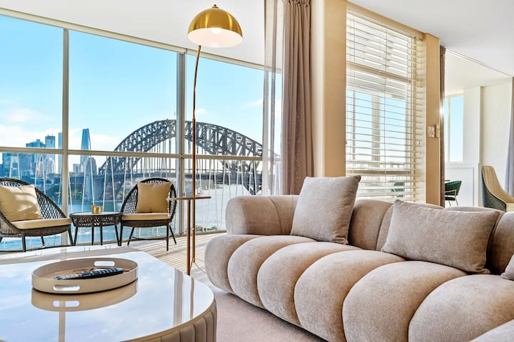Sydney’s Landmark Views from Luxury 2Bd Apt