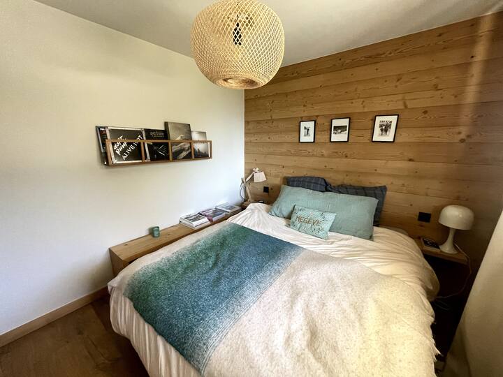 Chambre lit Queen Size 160. Rregullimi para krevatit ( dollapit). Orientimi Est, Vue Aiguille de Warrens dhe Mont Blanc range.