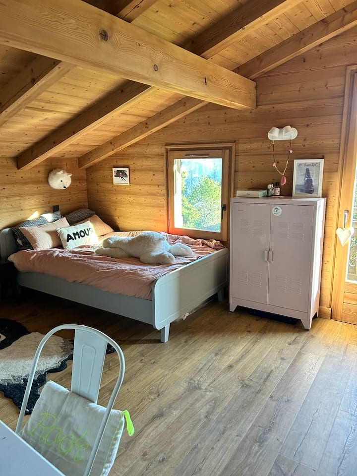 Dhomë për adoleshentë.
Orientimi Lindor
Pamje panoramike nga ballkoni.
