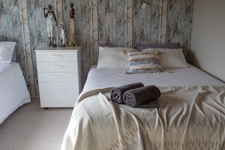 Dhoma kryesore e gjumit (lart) ka 1 krevat dopio "queen" dhe 1 krevat tek. 