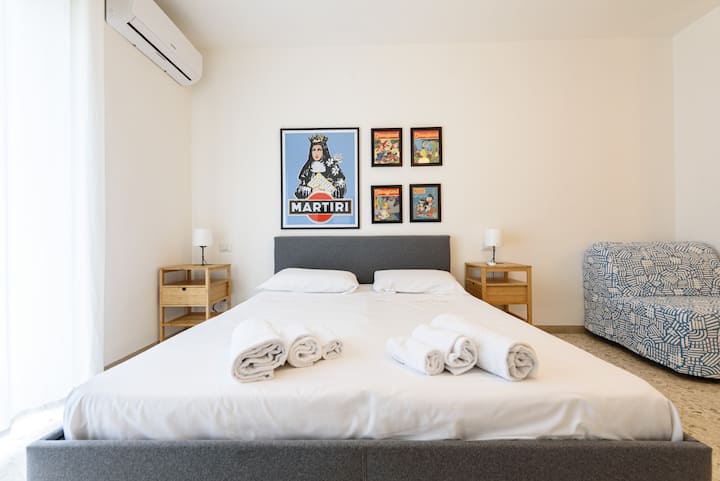 Esta habitación se siente como entrar en un sueño. Con su lujosa ropa de cama, su suave iluminación y su relajante paleta de colores, es un espacio diseñado para adormecerte en un sueño tranquilo. 