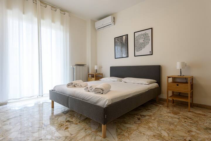 Un rincón perfecto donde la comodidad y el estilo se mezclan armoniosamente. El dormitorio es el lugar ideal para relajarse gracias a la cama grande y cómoda, rodeada de telas suaves y detalles elegantes.