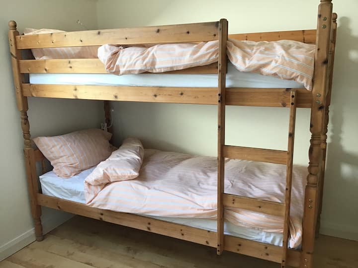 غرفة بسرير من طابقين