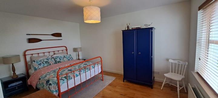 غرفة نوم بسرير كبير (الطابق السفلي)