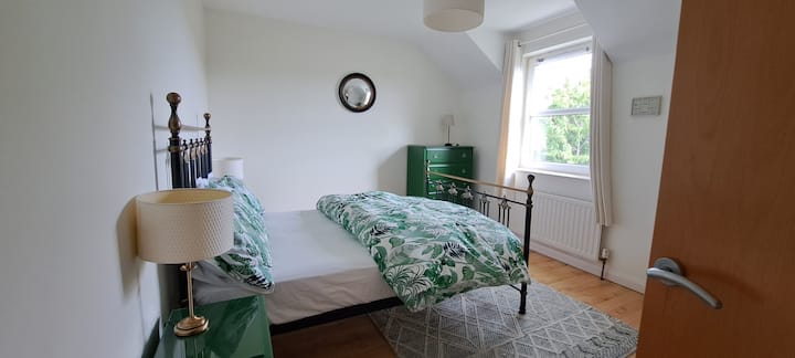 غرفة نوم مزدوجة في الطابق العلوي مع إطلالات على نهر كولداف