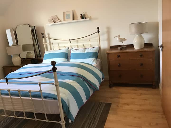 غرفة نوم رئيسية بسرير كينج (الطابق العلوي)