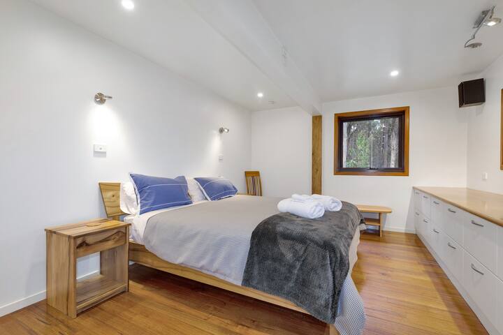 Hastings Bay Retreat – Idyllic Forest Hideaway! gallery image 3