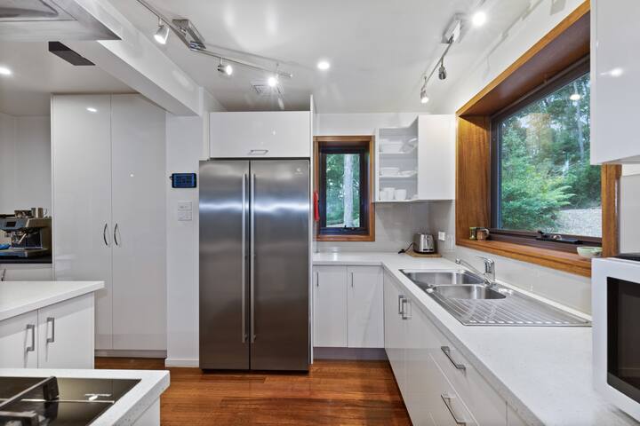 Hastings Bay Retreat – Idyllic Forest Hideaway! gallery image 4