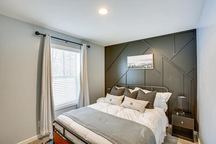 تكتمل غرفة النوم الثانية بسرير بحجم كبير والكثير من الوسائد المريحة. 