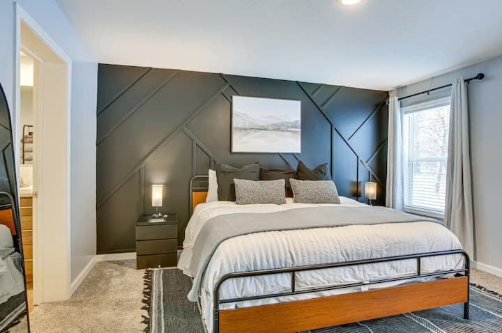 تحتوي غرفة النوم الرئيسية الواسعة على سرير بمقاس كبير، ووفرة من الوسائد المريحة، وإطلالات خلابة، وإمكانية الوصول إلى حمام في الجناح. 