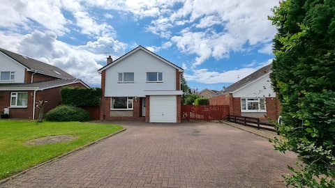 4 Bed Villa with Hot Tub available