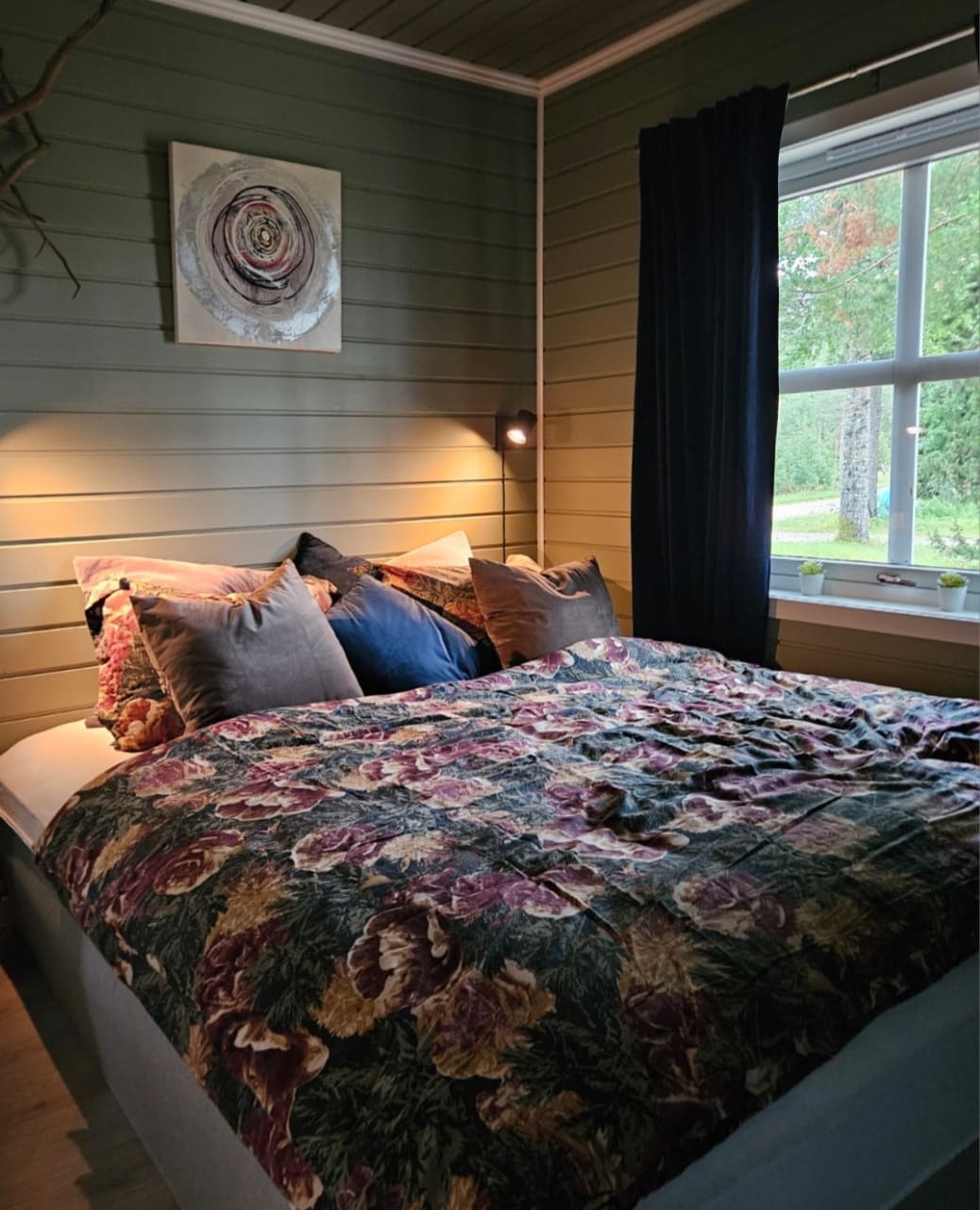 卧室。天鹅双人床。